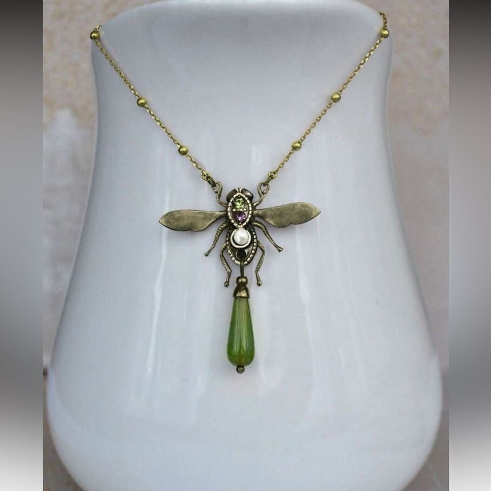 Bee Pendant Necklace A1291